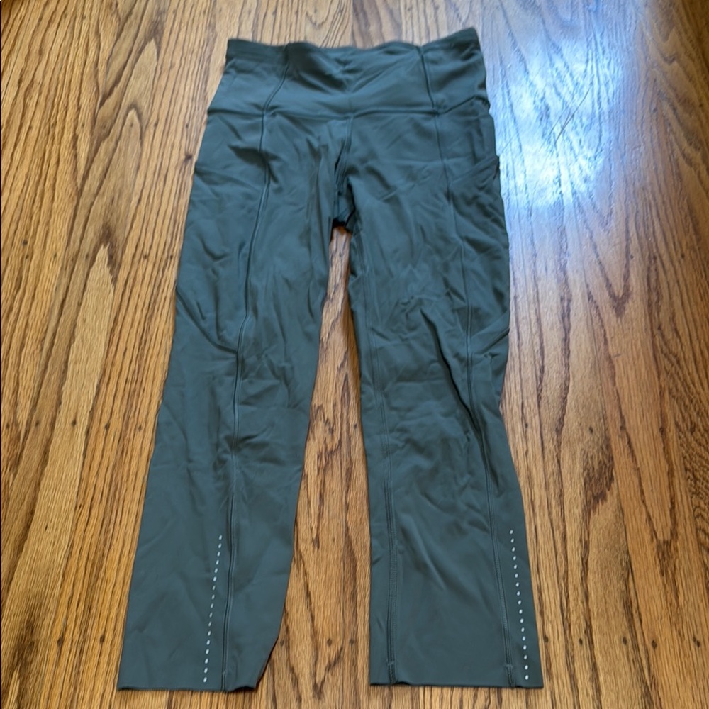 Lululemon Athletically Capri Women Leggings with Side Pockets